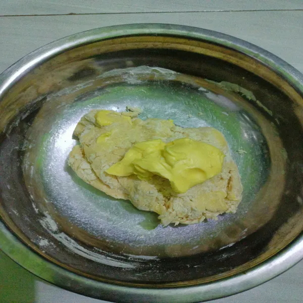 Masukkan margarin lalu uleni hingga permukaan halus dan bahan tercampur.