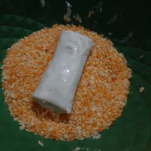 Celupkan gulungan risoles di bahan pencelup, lalu gulingkan dalam tepung panir. Kemudian goreng hingga kecokelatan, lalu angkat dan sajikan.