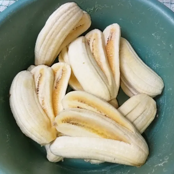Kupas pisang dan belah seperti kipas.
