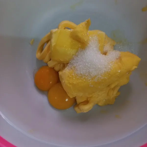 Mixer margarin, butter, gula pasir dan kuning telur ayam selama 1 menit