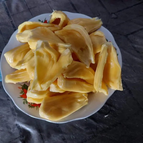 Siapkan daging nangka, buang bijinya. Sisihkan.