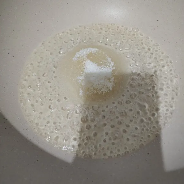 Dalam panci : campur semua bahan gula nya masak dengan api sedang sampai berbuih kental sambil terus diaduk.