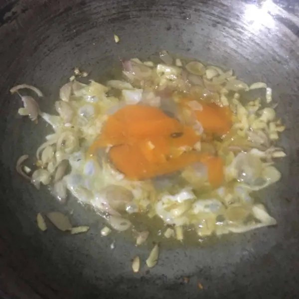 Masukkan telur, masak orak arik hingga telur matang.