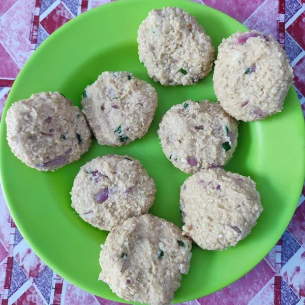 Ambil sedikit adonan, kepal-kepal dan pipihkan. Lakukan hingga habis.