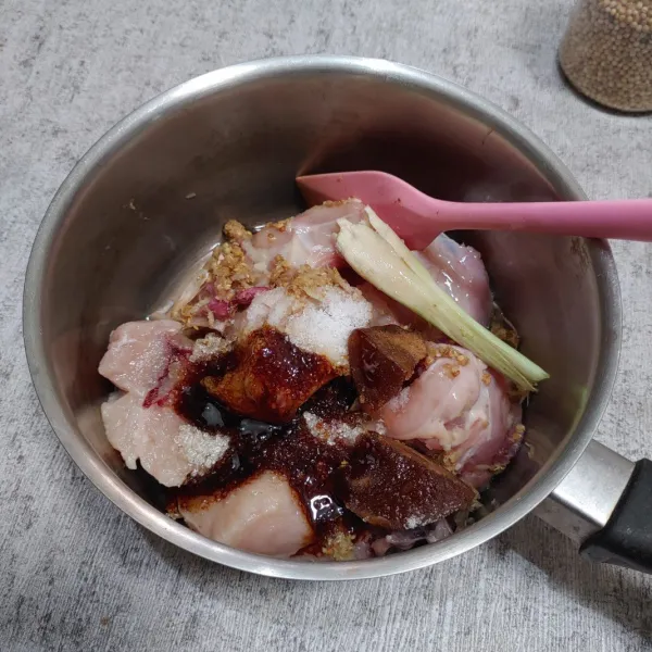 Masukkan daging ayam ke dalam panci, tambahkan bumbu yang sudah dihaluskan dan masukkan garam, kaldu bubuk, gula merah, gula pasir, serai dan kecap manis.