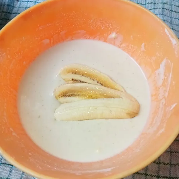 Celupkan pisang ke dalam adonan.