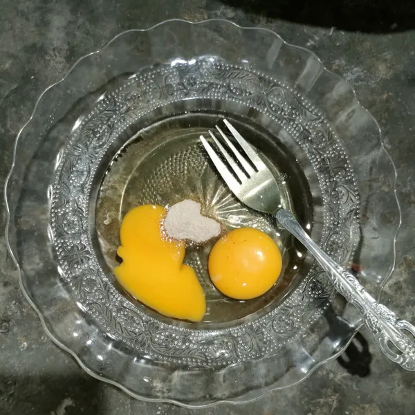 Siapkan telur dan beri sebagian bumbu mie instan.
