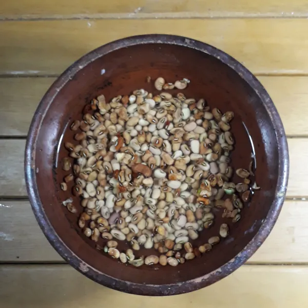 Kacang tolo direndam dengan air panas hingga mengembang.