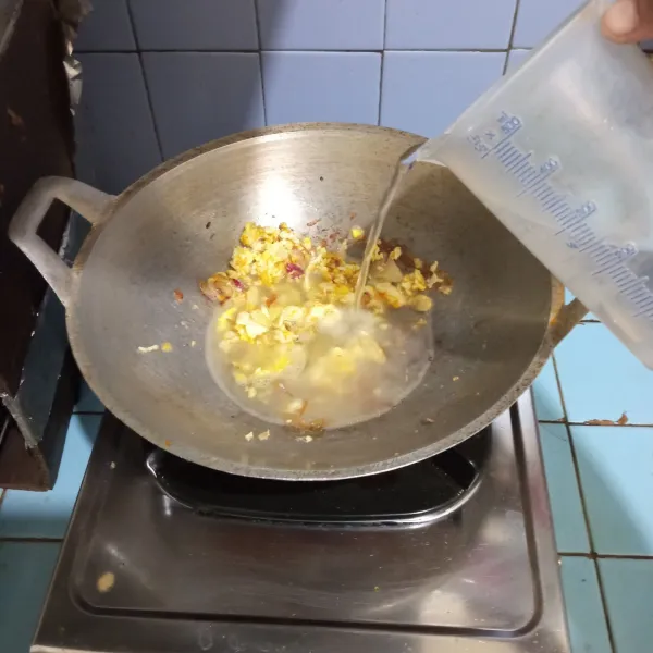 Tuang air, masak sampai mendidih.