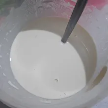 Tambahkan air sedikit demi sedikit sambil terus diaduk hingga halus dan tidak bergerindil.