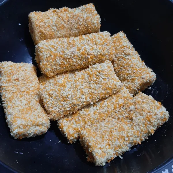 Gulingkan di tepung panir, lalu goreng hingga kecokelatan.