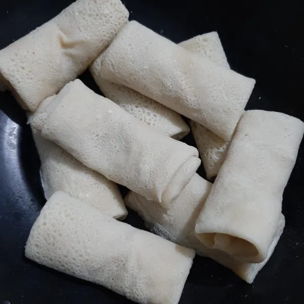 Gulung dan rekatkan dengan sedikit adonan pencelup.