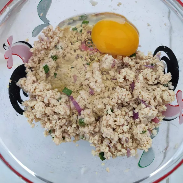 Tambahkan telur ayam, lalu aduk hingga tercampur rata.