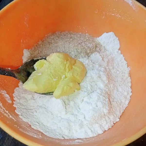 Campur tepung terigu, tepung beras, tepung maizena, gula pasir, margarin, dan garam.