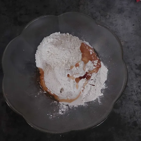 Siapkan wadah, masukan tepung beras, tepung terigu, madu, garam dan vanili bubuk.