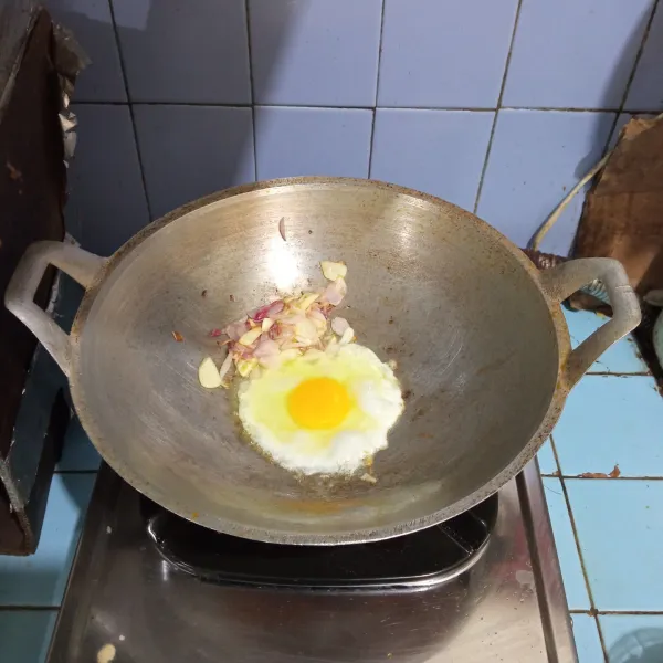 Tambahkan telur, aduk orak-arik.