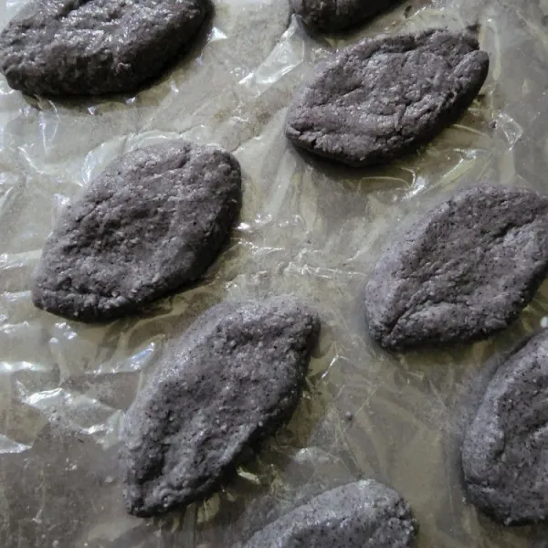 Bagi adonan jadi beberapa bagian.