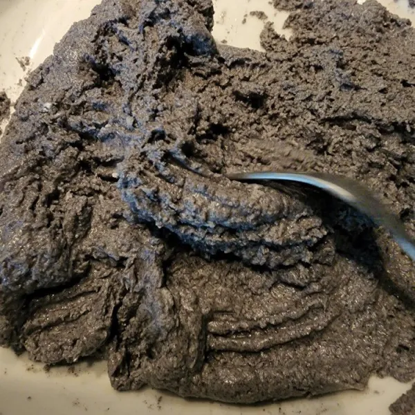 Lalu tuangi santan sedikit demi sedikit sampai adonan bisa diuleni.