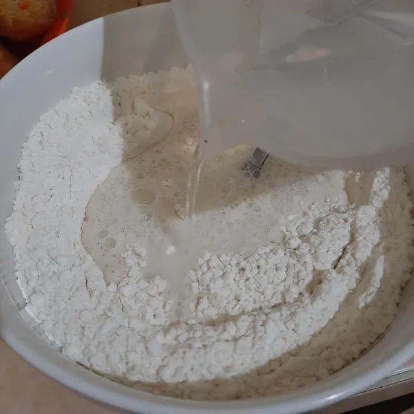Campurkan tepung terigu, garam, merica bubuk, kaldu bubuk, dan air. Aduk rata.