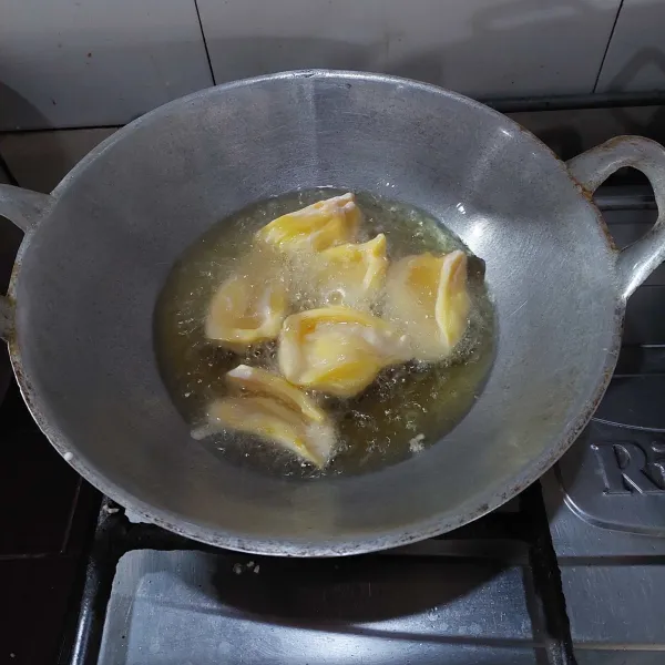 Panaskan minyak, lalu goreng nangka samapai kecoklatan, angkat dan tiriskan. Nangka goreng madu siap disajikan.