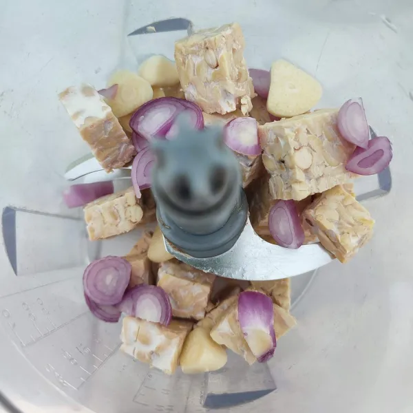 Haluskan tempe, bawang merah, dan bawang putih.