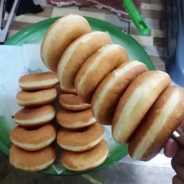 Setelah matang, angkat.
Donat siap dinikmati atau dihias sesuai selera.