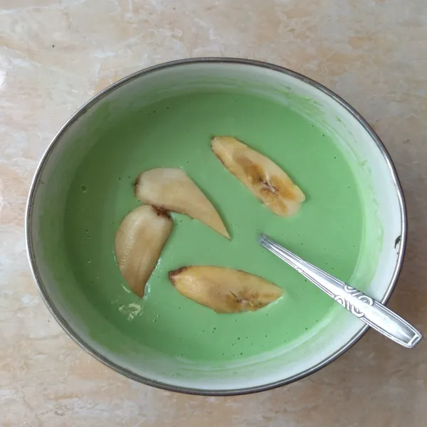 Masukkan potongan pisang ke dalam adonan. 
Balur rata.