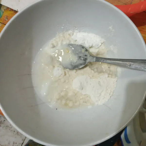Campurkan tepung terigu, tepung beras, garam, kaldu bubuk, lada bubuk, bawang putih bubuk dan baking powder. 
Tuang air sedikit demi sedikit sambil diaduk hingga kekentalan yang diinginkan.