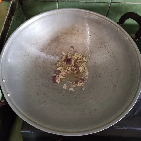 Panaskan minyak, lalu tumis bawang merah dan bawang putih hingga harum.