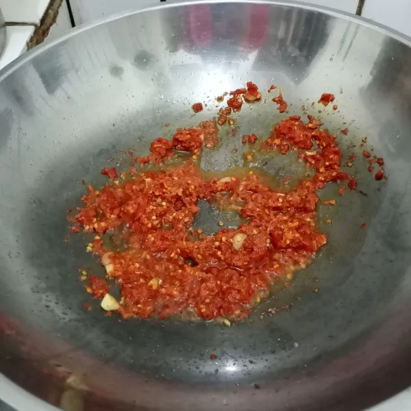 Sambal terasi : panaskan sedikit minyak, tumis bawang merah dan bawang putih hingga harum.
Masukkan semua bahan.
Masak cabe hingga matang.