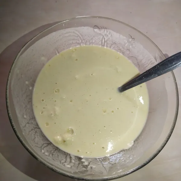 Kemudian siapkan tempat, masukkan tepung terigu, garam, kunyit bubuk, ketumbar bubuk dan penyebab rasa, tambahkan air secukupnya lalu aduk sampai rata.