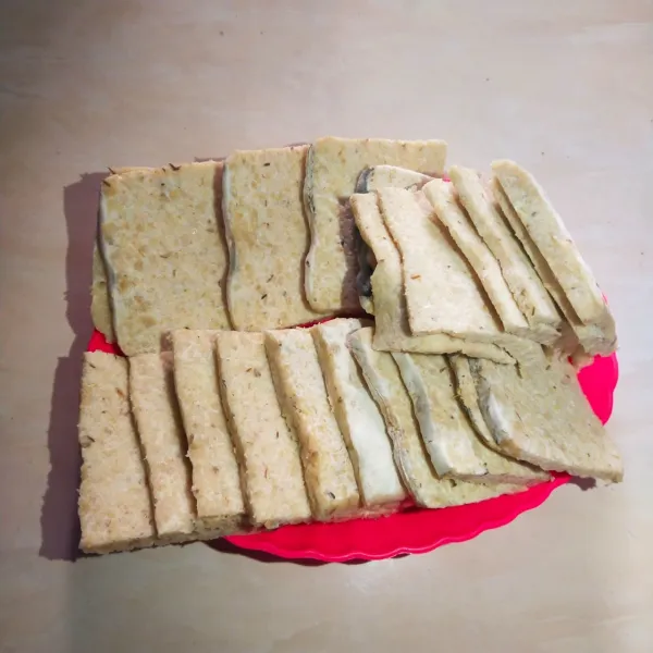 Potong tempe menjes sesuai selera.