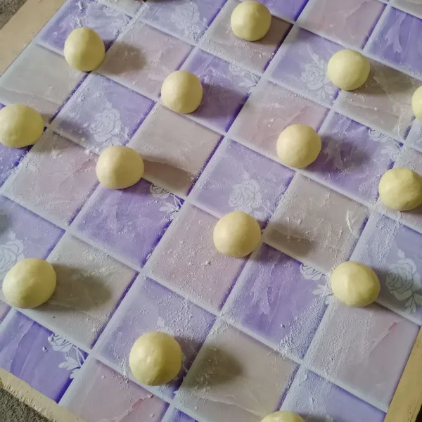 Bagi adonan masing-masing 25 gr kemudian bulatkan.