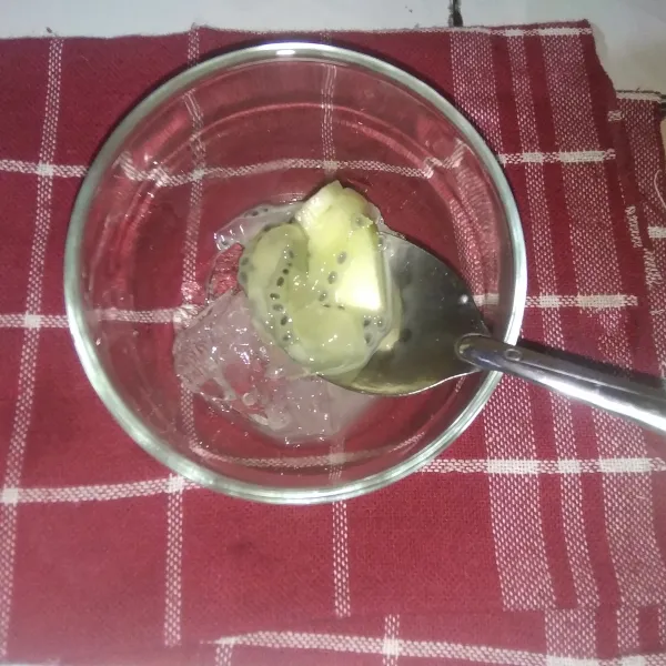 Siapkan gelas. 
Masukkan secukupnya es batu, kemudian masukkan es buah melon nutrijell kelapa muda.
Sajikan.