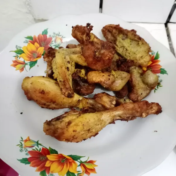 Goreng ayam hingga kecoklatan.
Angkat dan tiriskan.