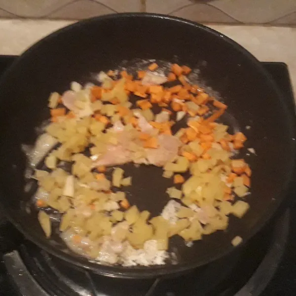 Buat rogout, sangrai tepung terigu, masukkan bawang putih, dan daging ayam cincang.