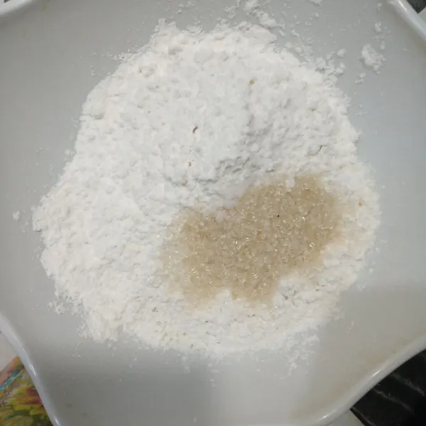 Campurkan tepung ketan putih, tepung tapioka, garam, dan gula pasir.