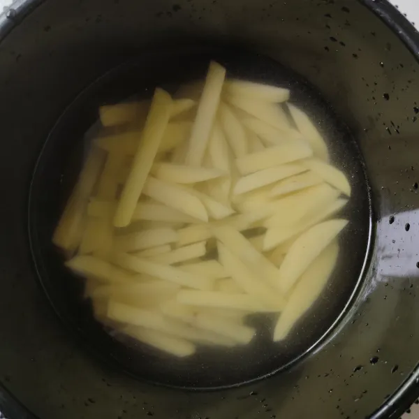 Campurkan air, garam dan kaldu bubuk, aduk rata.
Lalu masukkan kentang, rendam kentang selama 15 menit.