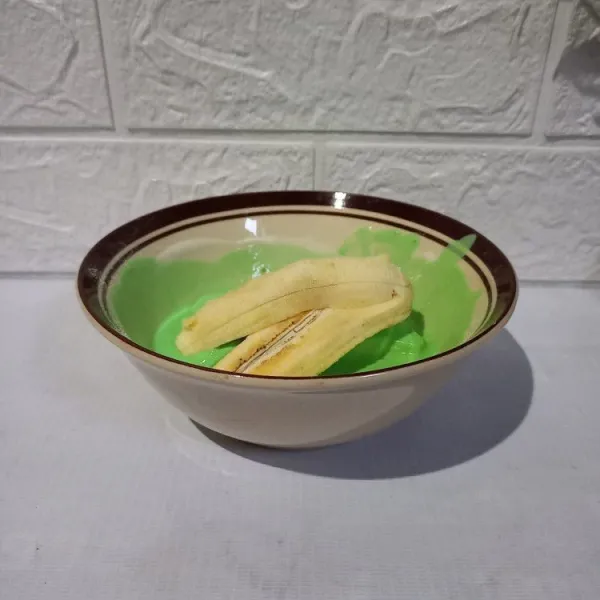 Celupkan pisang ke dalam adonan tepung hijau.