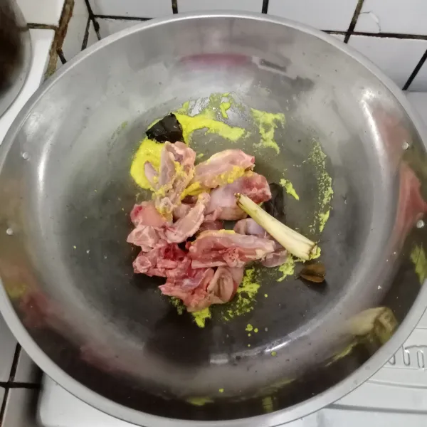 Masukkan semua bumbu pelengkap dan ayam.
Aduk rata.