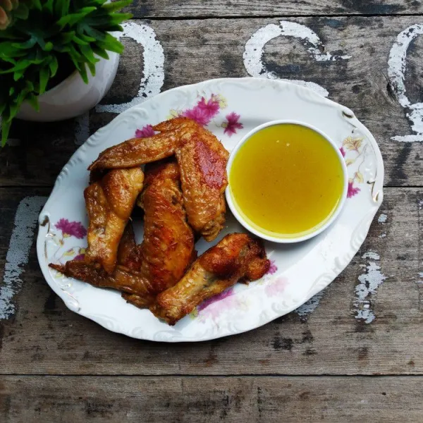 Sajikan ayam goreng bersama kuah soto.
