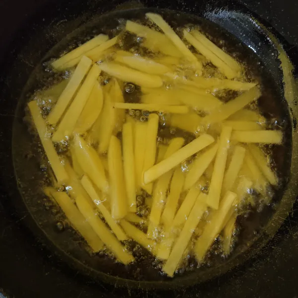 Goreng kentang dalam minyak hangat hingga setengah matang, angkat, tiriskan.