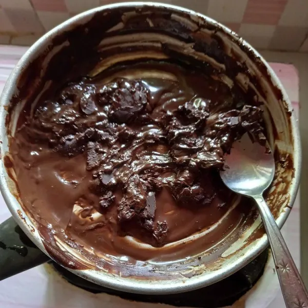 Lelehkan coklat batang dengan cara di tim, setelah meleleh sisihkan dahulu.