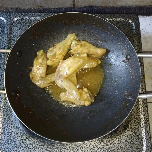 Ambil kuah soto secukupnya, sisihkan.
Ungkep ayam hingga kuahnya menyusut.