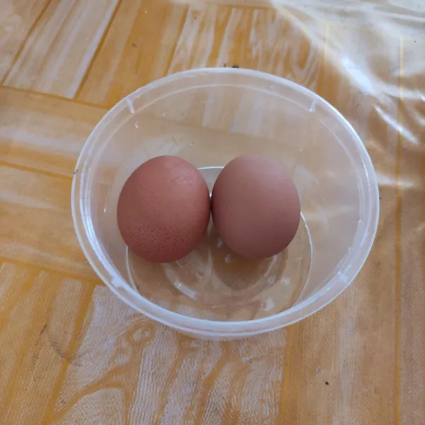Siapkan telur ayam.