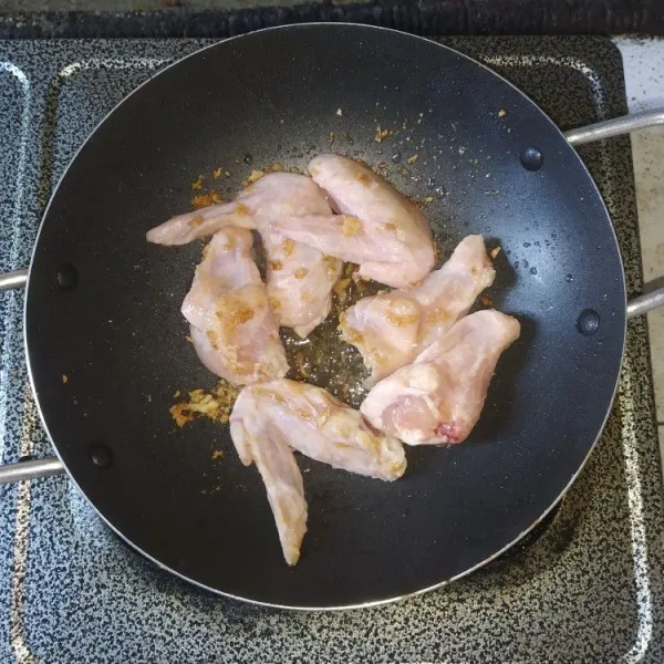 Masukkan ayam, aduk hingga bumbu merata, masak hingga ayam berubah warna.