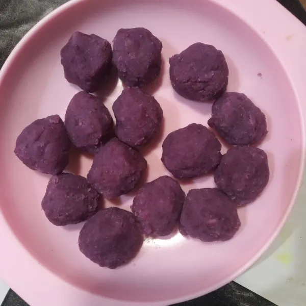 Pulung-pulung ubi ungu menjadi bentuk bulat-bulat.