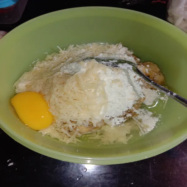 Masukkan tepung terigu, susu bubuk, gula pasir, telur, dan keju parut, aduk hingga rata dan menjadi adonan.