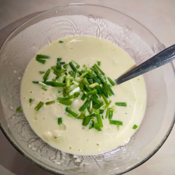 Kemudian tambahkan irisan daun bawang, aduk sampai rata.