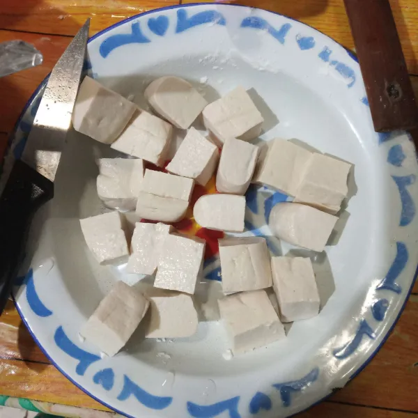 Potong tahu bentuk dadu kotak.